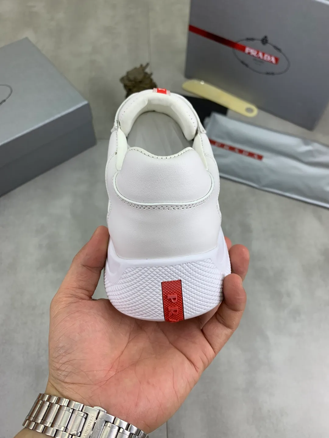 Men's Men's Shoes 💰P520 💰【New Style】 The latest model of high-quality PRADA classic men's shoes has been launched on the official website with a 1:1 replica, synchronized in Hong Kong counters, and on the same catwalk; all made of calfskin ➕Imported cowhide lining, 🍡🍡rubber The original outsole is 1:1 non-slip and wear-resistant; comfortable to wear, attractive in style, fine in workmanship, and equipped with a simple and neat shoe last, showing a man's boldness and toughness, 👍size 38 to 44 (45 can be customized) black White color🉑️choose